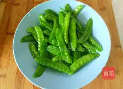 Illustration of how to make fried fungus with snow peas 5