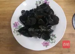 Illustration of how to stir-fry fungus with three-medicine lettuce 7