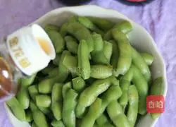 Illustration of how to make spicy cold edamame 4