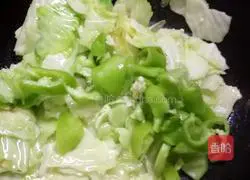 Illustration of how to make hand-shredded cabbage 7