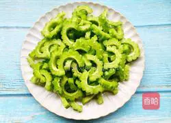 Illustration of how to make cold bitter melon 3