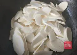 Illustration of how to stir-fry wild rice with double peppers 8