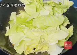 Illustration of how to tear lotus white by hand 3