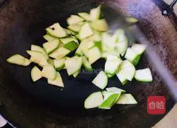 Illustration of how to make spicy zucchini 2