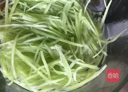 Illustration of how to make jade shreds with garlic chili sauce 2
