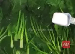 Illustration of how to make spicy garlic spinach 4