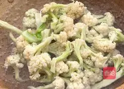 Illustration of how to mix celery and carrots with cauliflower 5