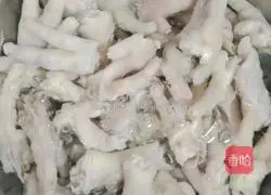 Illustration of how to make pickled pepper chicken feet 9