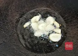 Illustration of how to make stir-fried white jade mushrooms, cucumbers and fungus 4