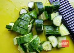 Illustration of how to make cold fungus, yuba and cucumber 4