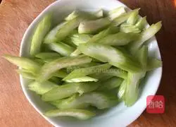 Illustration of how to stir-fry celery and lilies 1
