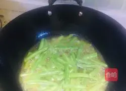 Illustration of how to make stir-fried green beans 3