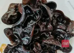 Illustration of how to make lotus pond stir-fry 4