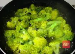 Illustration of how to make fried fungus with broccoli 5