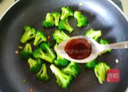 Illustration of how to make garlic broccoli 7
