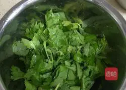Illustration of how to stir-fry celery leaves and shredded potatoes 3