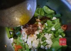 Illustration of how to make petal beans 5