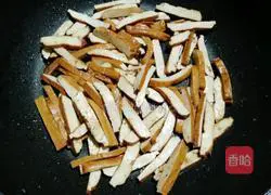 Illustration of how to make dried celery fragrant 6