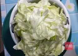 Illustration of how to make hand-shredded cabbage 2