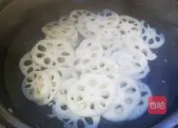 Illustration of how to make cold lotus root slices 4
