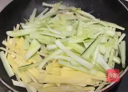 Illustration of how to make cucumber and potato shreds 5