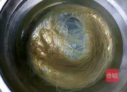 Illustration of how to mix soybean sprouts with vermicelli 2