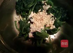 Illustration of how to make cold spinach and enoki mushrooms 6