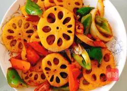 Illustration of how to stir-fry lotus root slices with green pepper and carrot 4