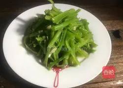 Illustration of how to make peanuts with spinach stems 18