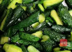 Illustration of how to make pickled cucumbers 1