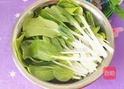 Illustration of how to stir-fry black leaves and whites 2