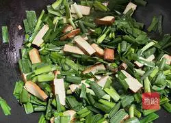 Illustration of how to stir-fry dried tofu with leeks 4