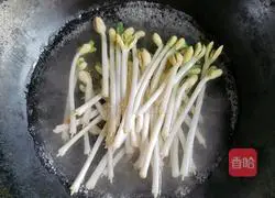 Illustration of how to make cold peanut sprouts 3