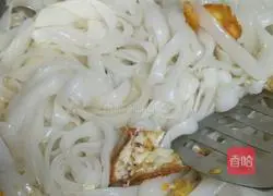 Illustration of how to make stir-fried noodles with eggs and bean sprouts 3