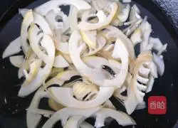 Illustration of how to stir-fry spring bamboo shoots with pickled vegetables 3