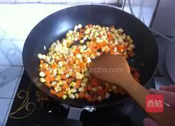 Illustration of how to make vegetarian stir-fried three delicacies 2