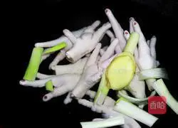  Illustration of how to make honey cold chicken feet 2