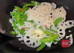 Illustration of how to make fried lotus root slices with snow peas 8