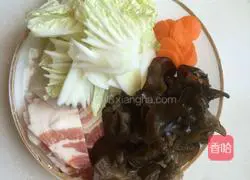Illustration of how to make fried fungus with cabbage 1