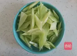 Illustration of how to stir-fry lettuce with white jade mushrooms 2