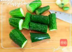 Illustration of how to make spicy and sour cucumber with minced garlic 3