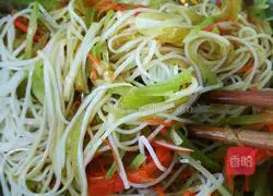 Illustration of how to make shredded bamboo shoots in cold salad 4
