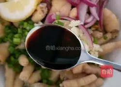 Illustration of how to make lemon spicy and sour chicken feet 5