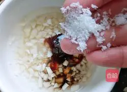 Illustration of how to steam king oyster mushrooms with garlic 6