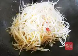 Illustration of how to make stir-fried bean sprouts with leeks 5