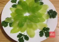 Illustration of how to make cold lettuce slices 7