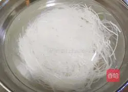 Illustration of how to make cold spinach vermicelli 3