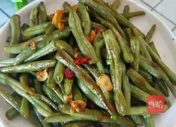 Illustration of how to make dry stir-fried beans 9