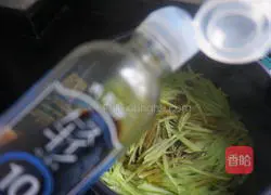  Illustration of how to make stir-fried shredded lettuce 6