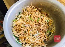 Illustration of how to mix mung bean sprouts with dried shreds 7